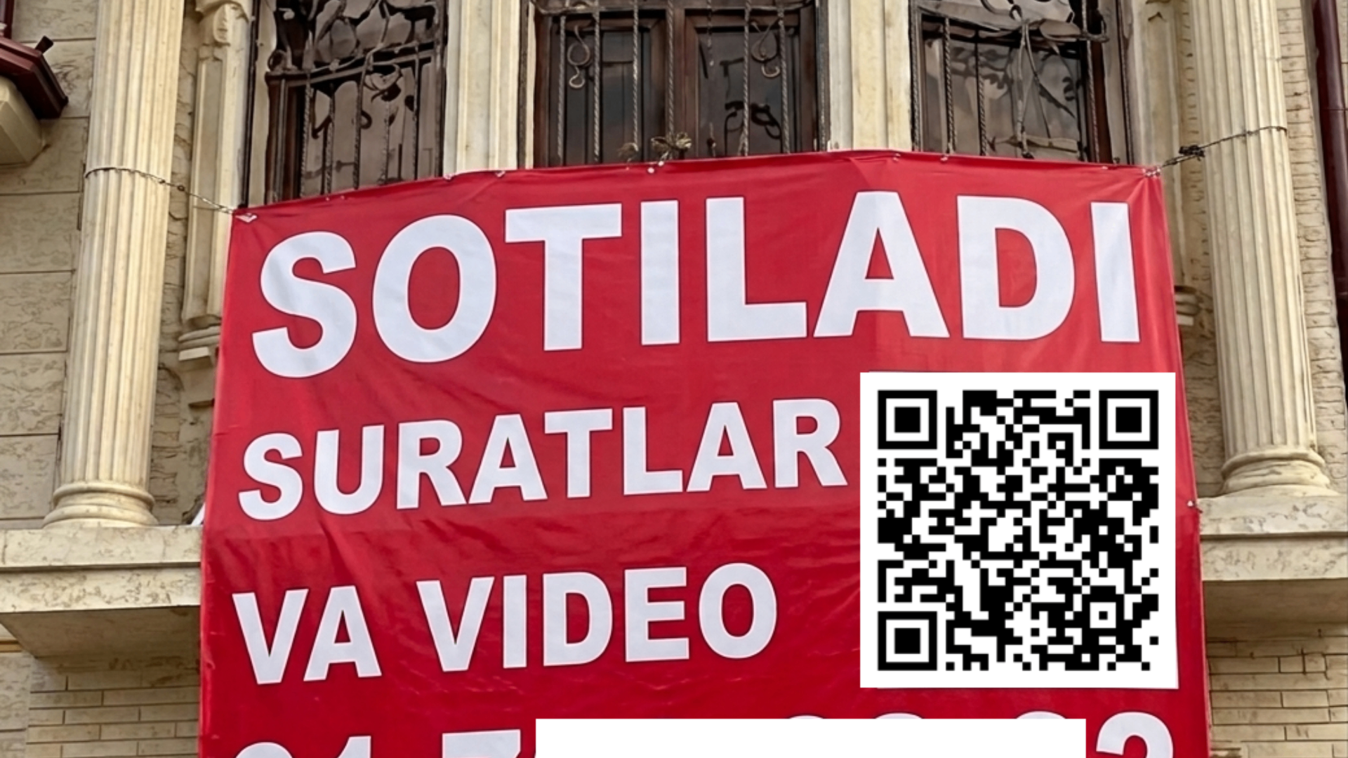 Bino oldiga osilgan SOTILADI QR-kodli banner namunasi — Soting.uz